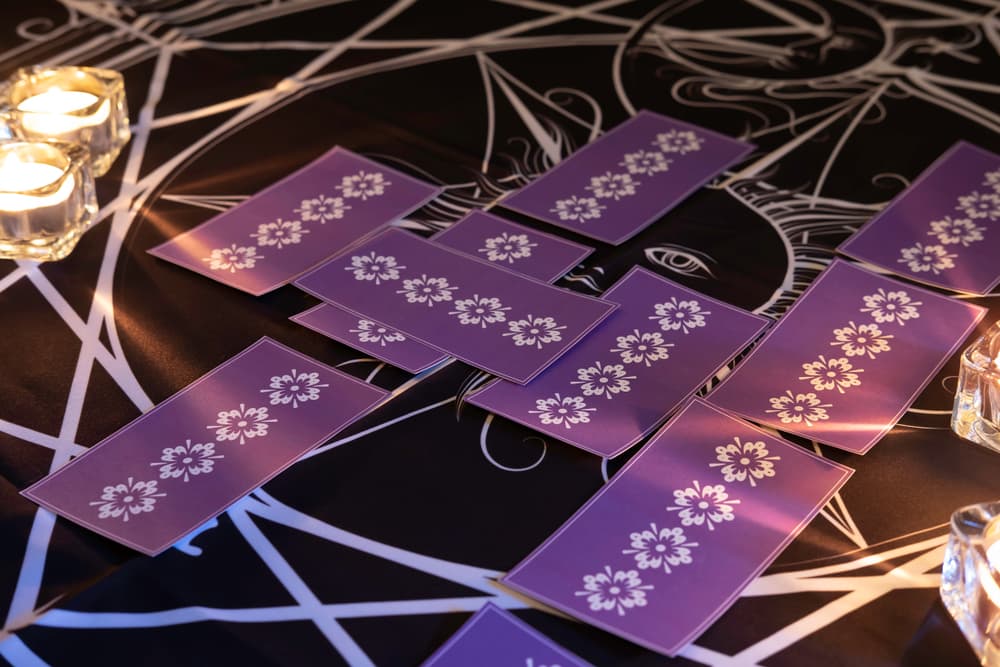 Hay varias maneras de poder leerte las cartas del tarot. Hay distintas formas de acomodarlas y de seleccionarlas y cada una puede acomodarse a las necesidades del consultante, por lo que el lector debe platicar antes con él o ella para descifrar cuál es la tirada de cartas que mejor le conviene.