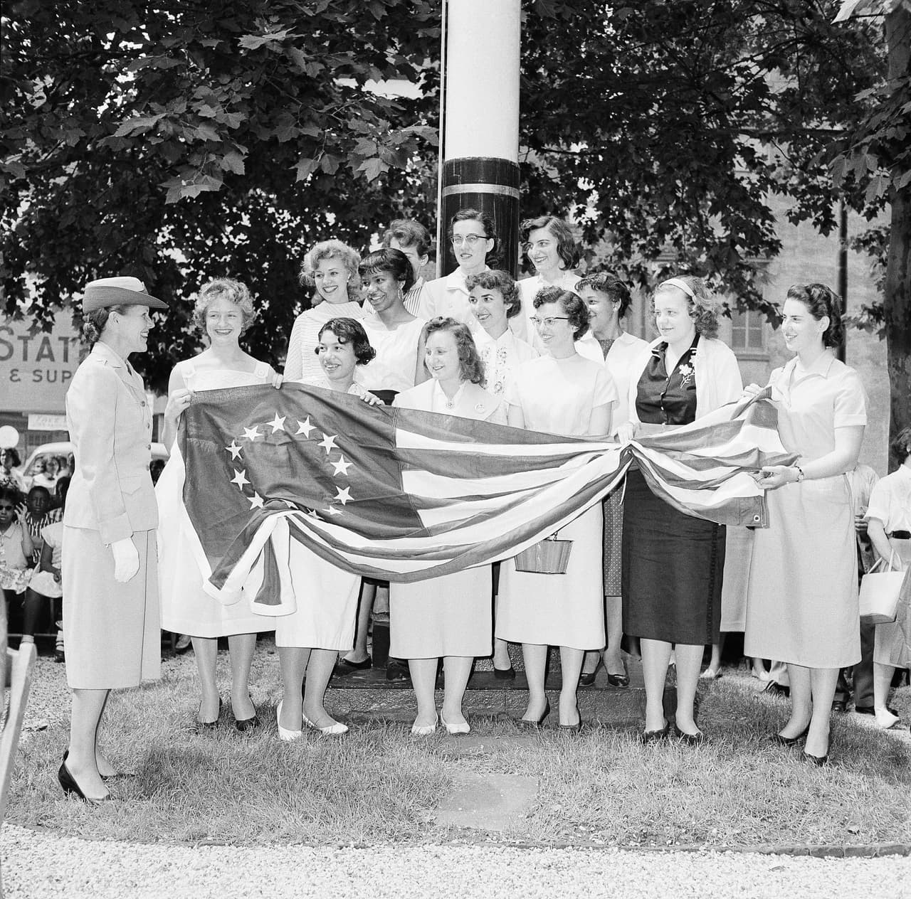 El viernes 13 de junio de 1958, trece jóvenes se incorporaron al Cuerpo Aéreo Femenino durante las ceremonias del Día de la Bandera celebradas en la Casa de Betsy Ross, en Filadelfia. (Foto AP/Warren M. Winterbottom)