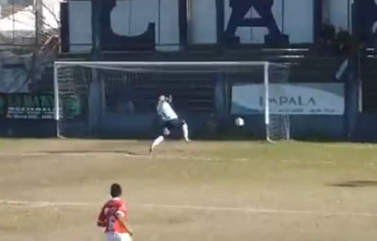Delantero argentino marca autogol desde media cancha