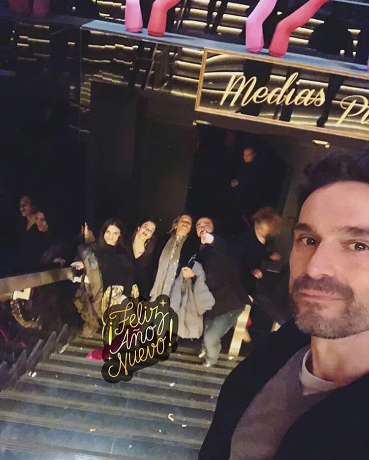 Ana Brenda presume que la relación con la familia de Iván es maravillosa: “Nos llevamos súper bien con todos, de hecho, pasamos juntos el Año Nuevo”. Las fotos que circulan por la red muestran que la artista cenó con su suegra y cuñados en Madrid.