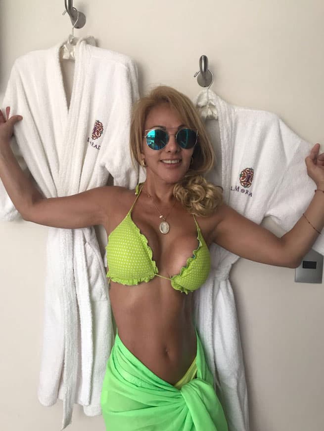 Tiene 60 y asegura que la edad no tiene que ver con los años, sino con la actitud: "Yo creo que ahora la edad de las mujeres no está en la edad sino en la actitud. Antes las mujeres de cincuenta años eran como 'mayores', ahora las mujeres tenemos nuestra actitud y autonomía, disciplina, trabajamos, somos mujeres del siglo XXI, lo otro ya pasó a la historia", dijo en entrevista con 'El Universal'.