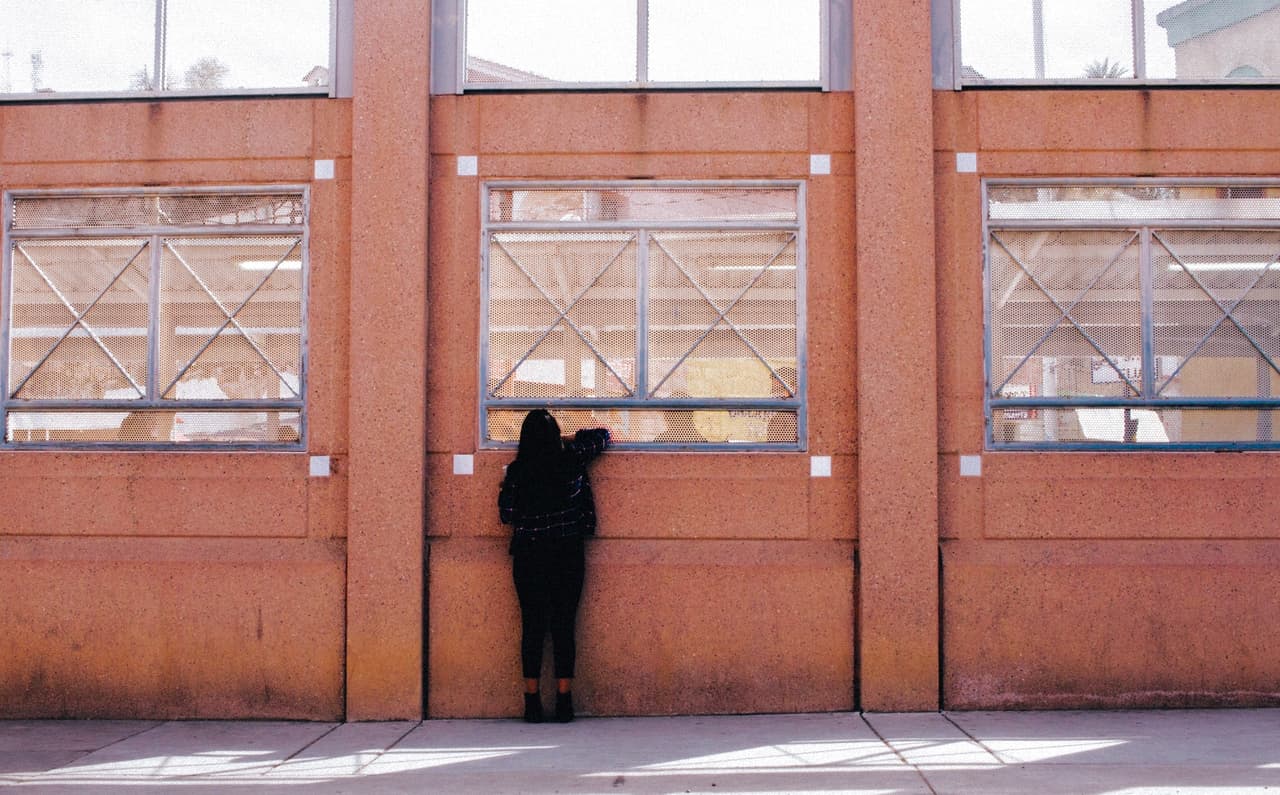 "Las conversaciones cotidianas a través de la pared de la frontera no son un concepto extraño para las personas que viven a lo largo de las comunidades fronterizas. En algunos casos, las personas simplemente platican con un amigo o interactúan con miembros de su familia. En ciertos casos, estas pequeñas interacciones a través de la cerca fronteriza, mantienen a personas en ambos lados de Nogales conectadas".
