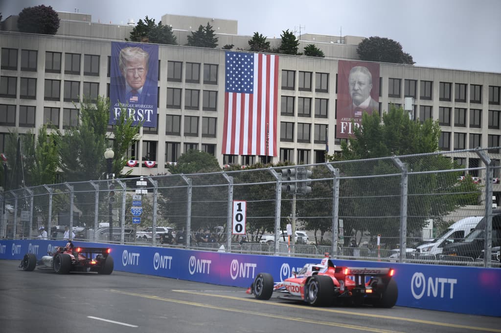 Trump acapara focos de la insólita carrera de autos en las calles de Washington
