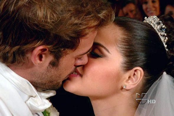 Aunque se rumoró que la pareja no quedó en buenos terminos, los seguidores de ambos quedaron felices con la pareja y sueñan con volverlos a ver juntos.