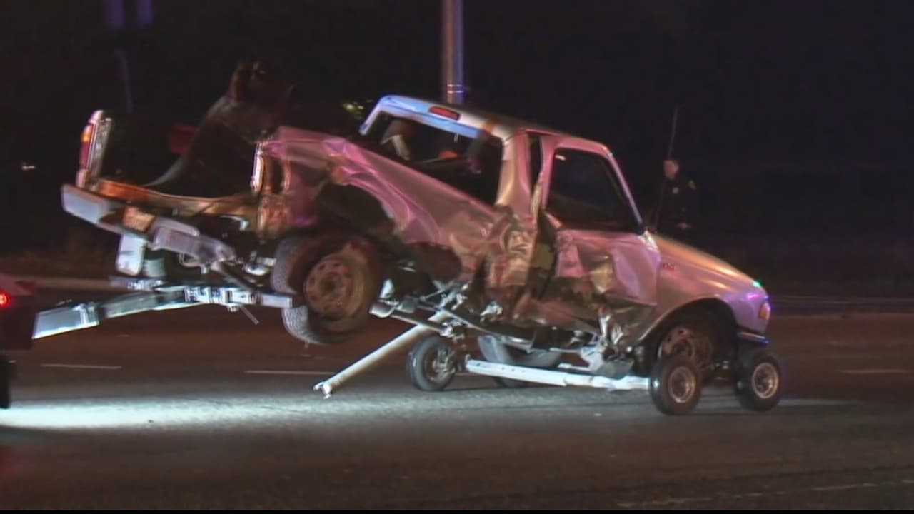 Demandan a negocio que vendió licor a joven señalado de causar un choque que dejó a un
<a href="https://www.univision.com/local/houston-kxln/familia-del-conductor-de-lyft-que-esta-en-coma-por-un-accidente-demanda-a-un-restaurante-para-proteger-pruebas-del-caso-video">conductor de Lyft en coma y a su pasajero muerto</a>.
<br>El auto de la víctima fue impactado por un conductor que, según versiones policiales, manejaba bajo la influencia del alcohol y acababa de salir del establecimiento donde se lo vendieron.