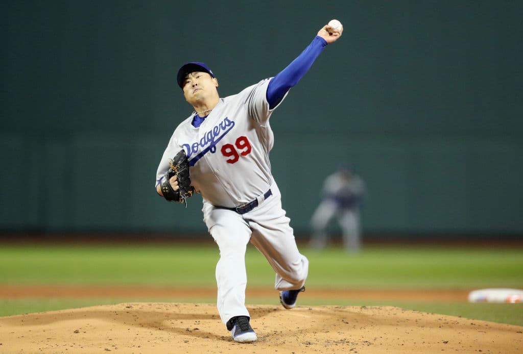 Pero su contraparte, Hyun-Jin Ryu, tambiuén lució sólido en su primera tanda, inclusive el surcoreano sí pudo retirar en orden a los primeros tres que enfrentó en la conclusión del primer inning.
