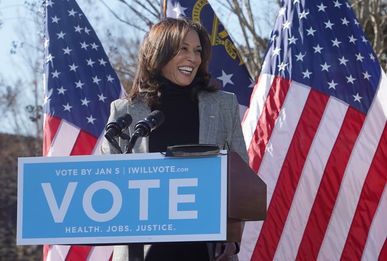 La vicepresidenta electa Kamala Harris pronuncia un mensaje el 21 de diciembre de 2020 en Columbus, Georgia.