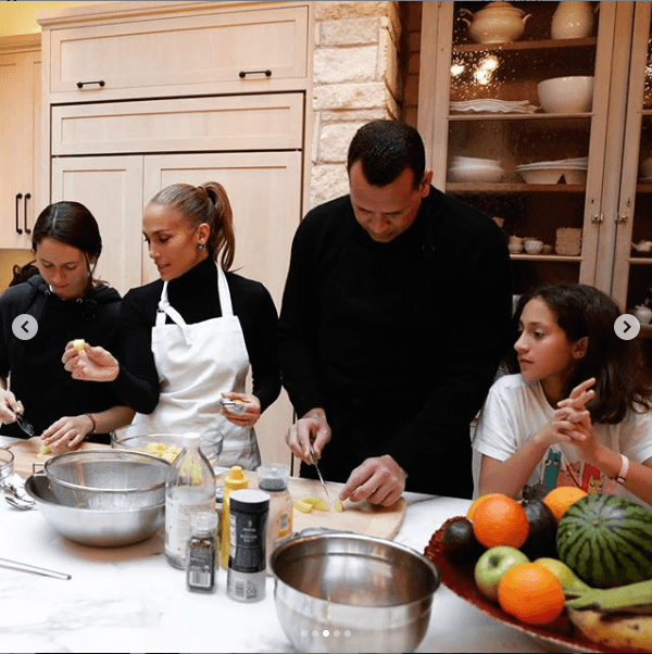 La cantante compartió en
<b><a href="https://www.instagram.com/p/B5bwVktA-X_/" target="_blank">Instagram</a></b> una serie de videos y fotografías del momento familiar y agregó unas palabras de buenos deseos para sus más de 106 millones de seguidores.