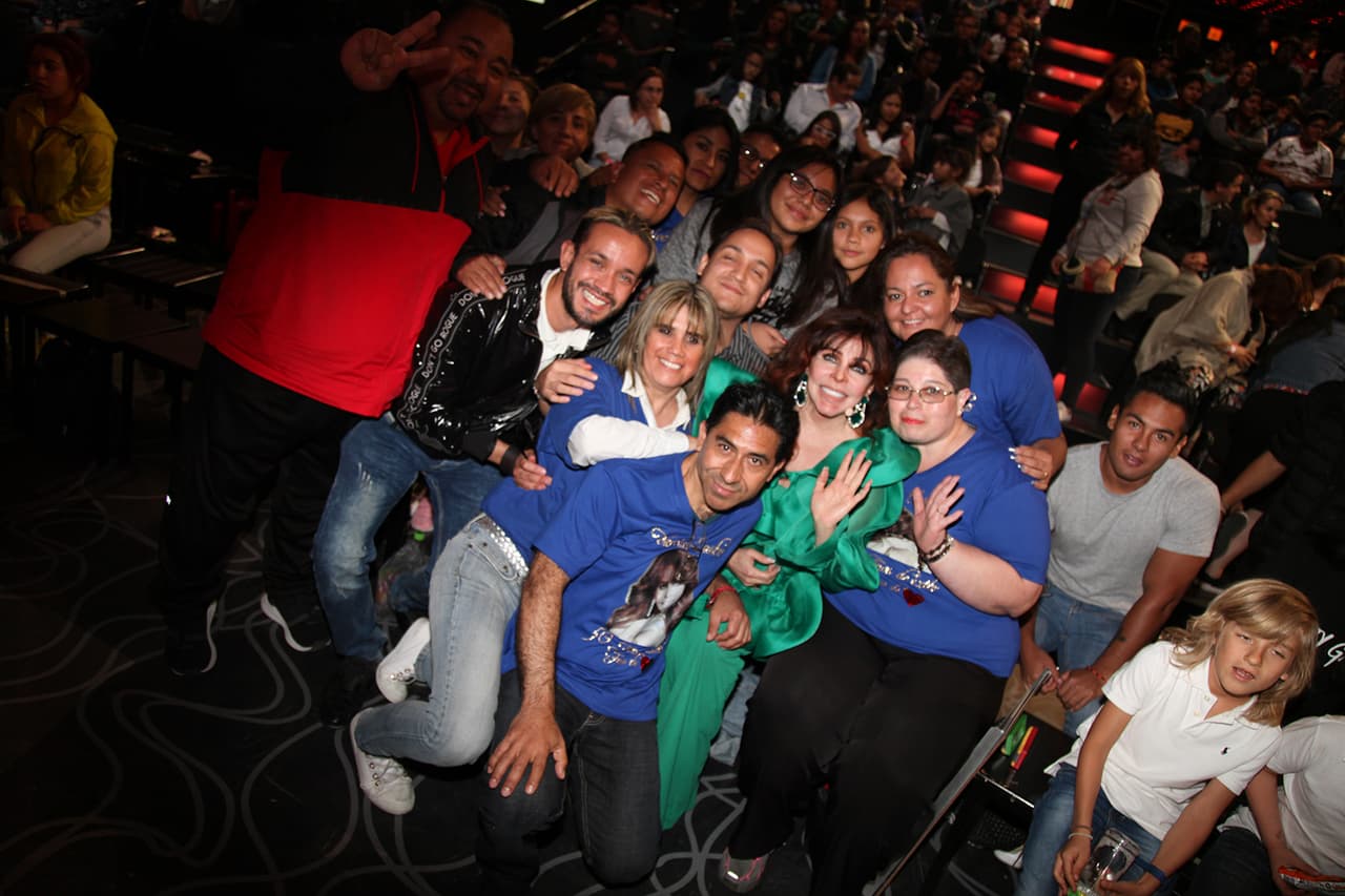 'La Vero' tuvo la visita de fans durante este quinto show de Pequeños Gigantes, con quienes se tomó fotografías y convivió durante algunos minutos.