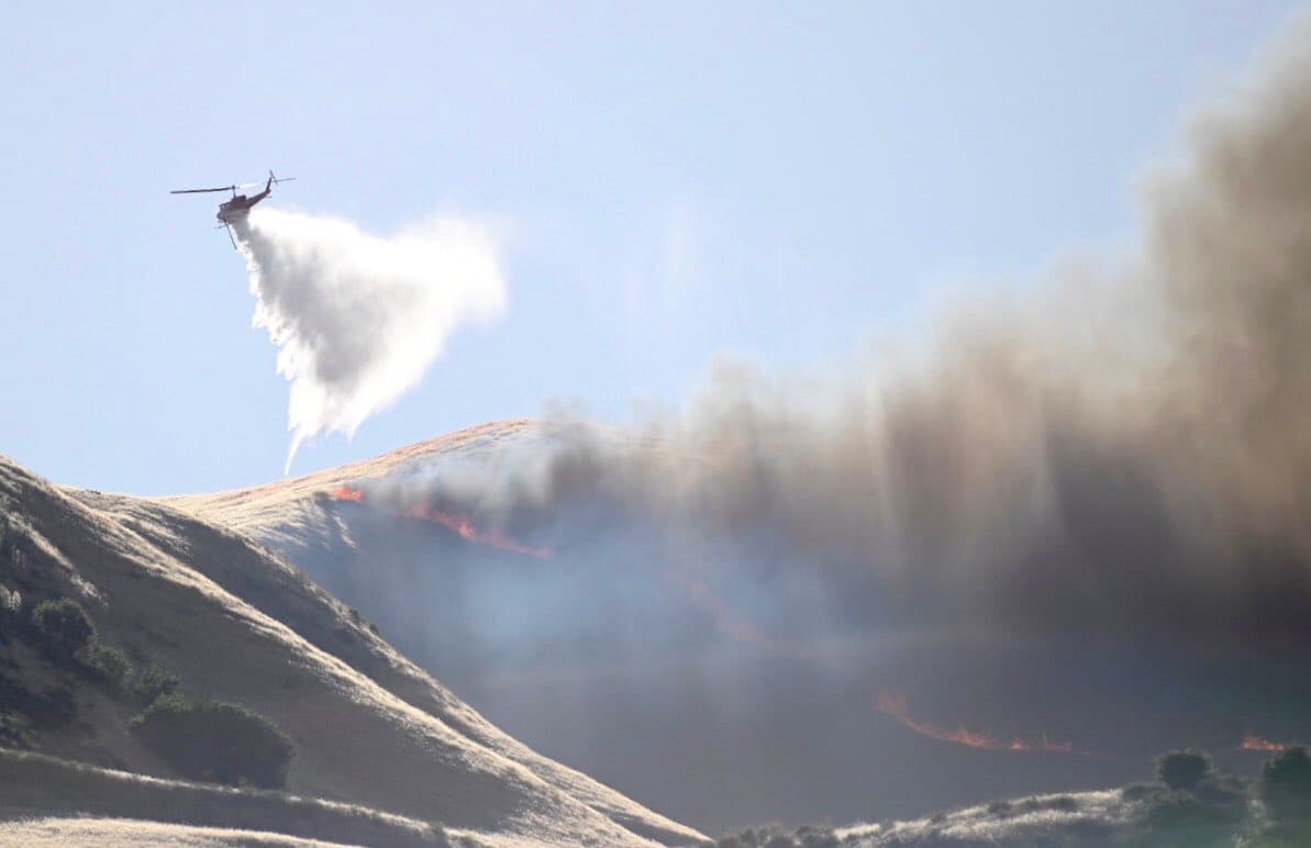 Bomberos tratan de contener el incendio Lime, que ha consumido 450 acres en Ventura