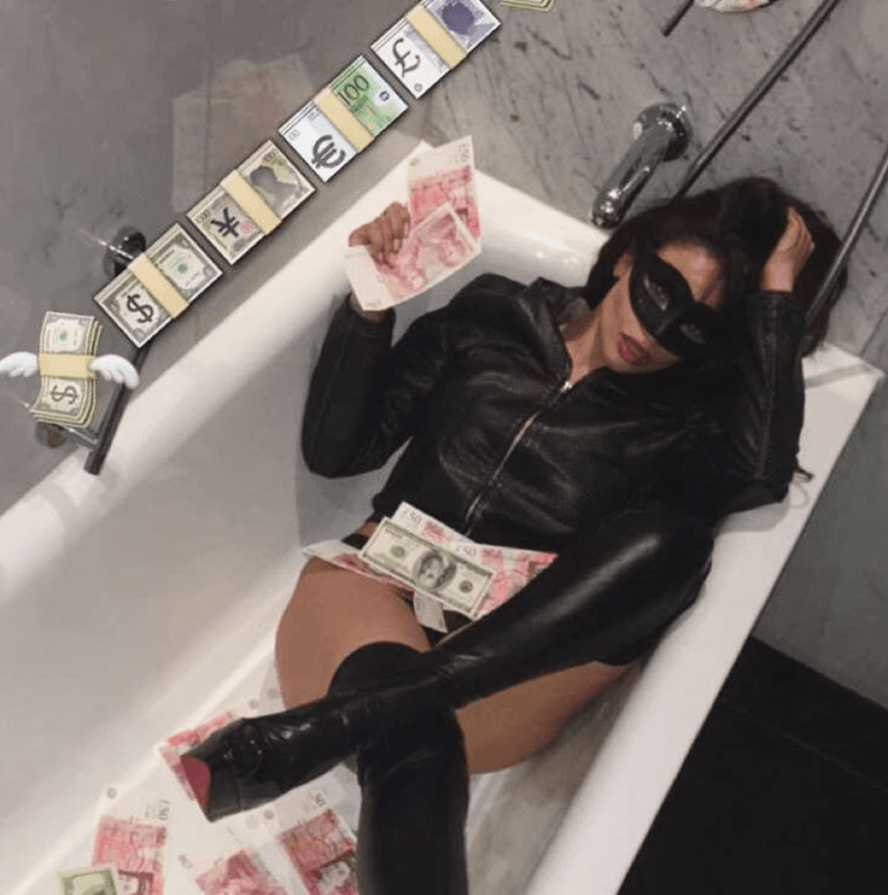 Como policía genera 143,000 dólares al año. Como modelo, todo depende del contrato.