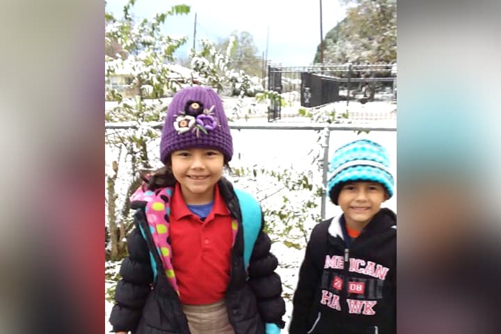 Muchos aprovecharon el raro evento para tomarse fotos, jugar con la nieve y construir el tradicional muñeco navideño.