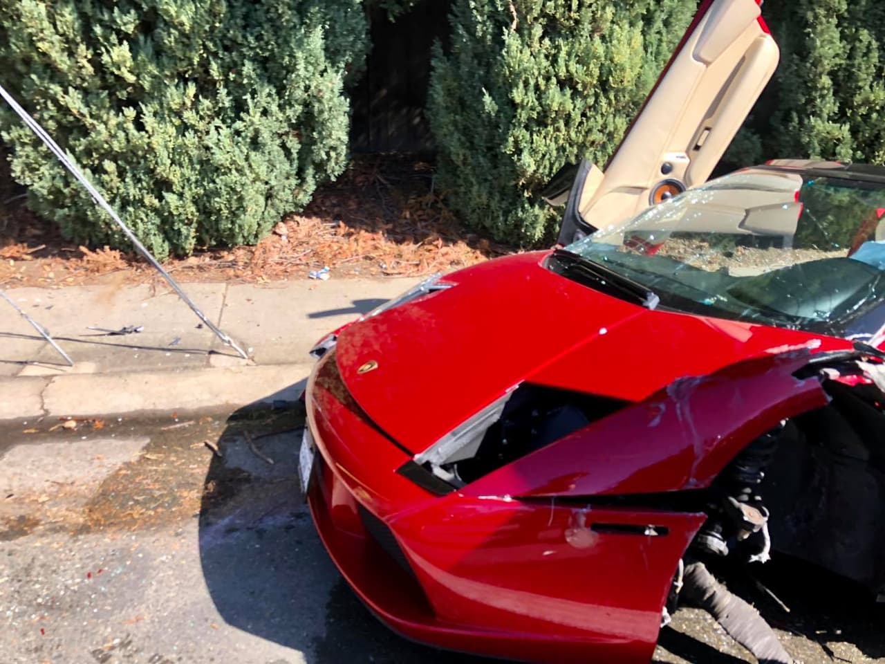 No sostuvieron heridas el conductor ni el pasajero, pero en las fotos se observa que las bolsas de aire fueron activadas en el accidente.