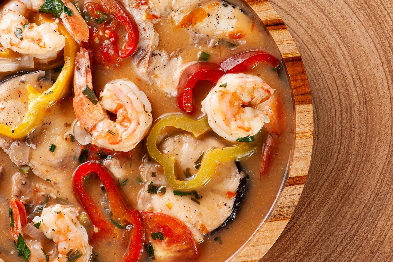 <b>Moqueca de camarones</b>
<br>
<br>
<b>Origen: Brasil</b>
<br>
<br>Esta especialidad de la región de Bahía tiene como base un caldo de coco con aceite de palma y tomates, donde se cocinan los camarones tiernos.
<br>
<br>Los lugareños comen tazones humeantes, incluso en los días más calurosos. Tradicionalmente se cocina en una olla hecha a mano con arcilla negra que luego se lleva a la mesa.
<br>