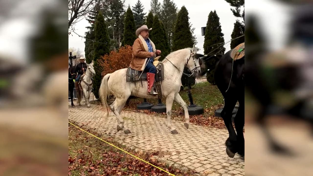 "¡Qué viva la Virgen de Guadalupe!", entonaban desde sus caballos.