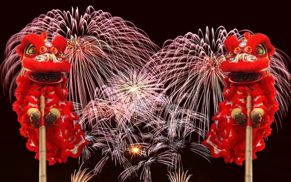 Gran alboroto acompaña la ruidosa celebración cohetes y tambores, disfraces y máscaras ¿Qué puede esperar tu signo chino en este año del Gallo de Fuego?
<br>
<a href="http://www.univision.com/entretenimiento/horoscopo-chino">Si no lo sabes, consulta aquí cuál es tu signo en el Horóscopo Chino. </a>
<br>