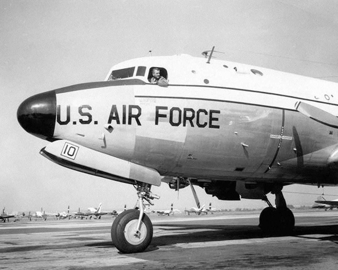 <b>La vaca sagrada. </b>Al hacerse masivo el viaje en avión en el siglo XX, los presidentes de los Estados Unidos comenzaron a desplazarse en vuelos oficiales. El primero en tener una aeronave especializada para un presidente fue Franklin D. Roosevelt. Luego de utilizar un bombardero B-24 reconfigurado, Roosevelt cambió en la década del 40 a un nuevo avión C54-Skymaster que se conoció como la ‘vaca sagrada’
<b>. </b>