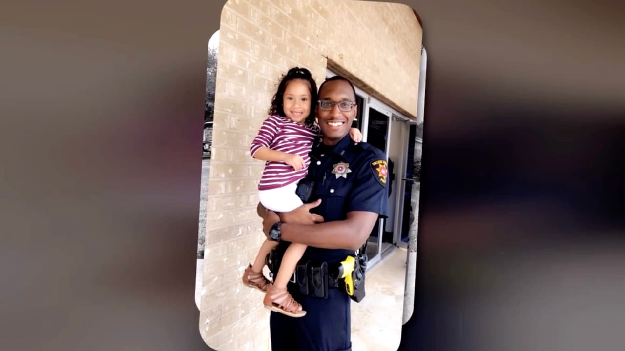 De acuerdo con la policía de Houston,
<a href="https://www.univision.com/local/houston-kxln/escoltan-cuerpo-oficial-asesinado-condado-harris-fotos">los agentes estaban trabajando como guardias de seguridad</a> en el establecimiento cuando respondían a lo que parecía ser un robo cuando fueron atacados con una escopeta.