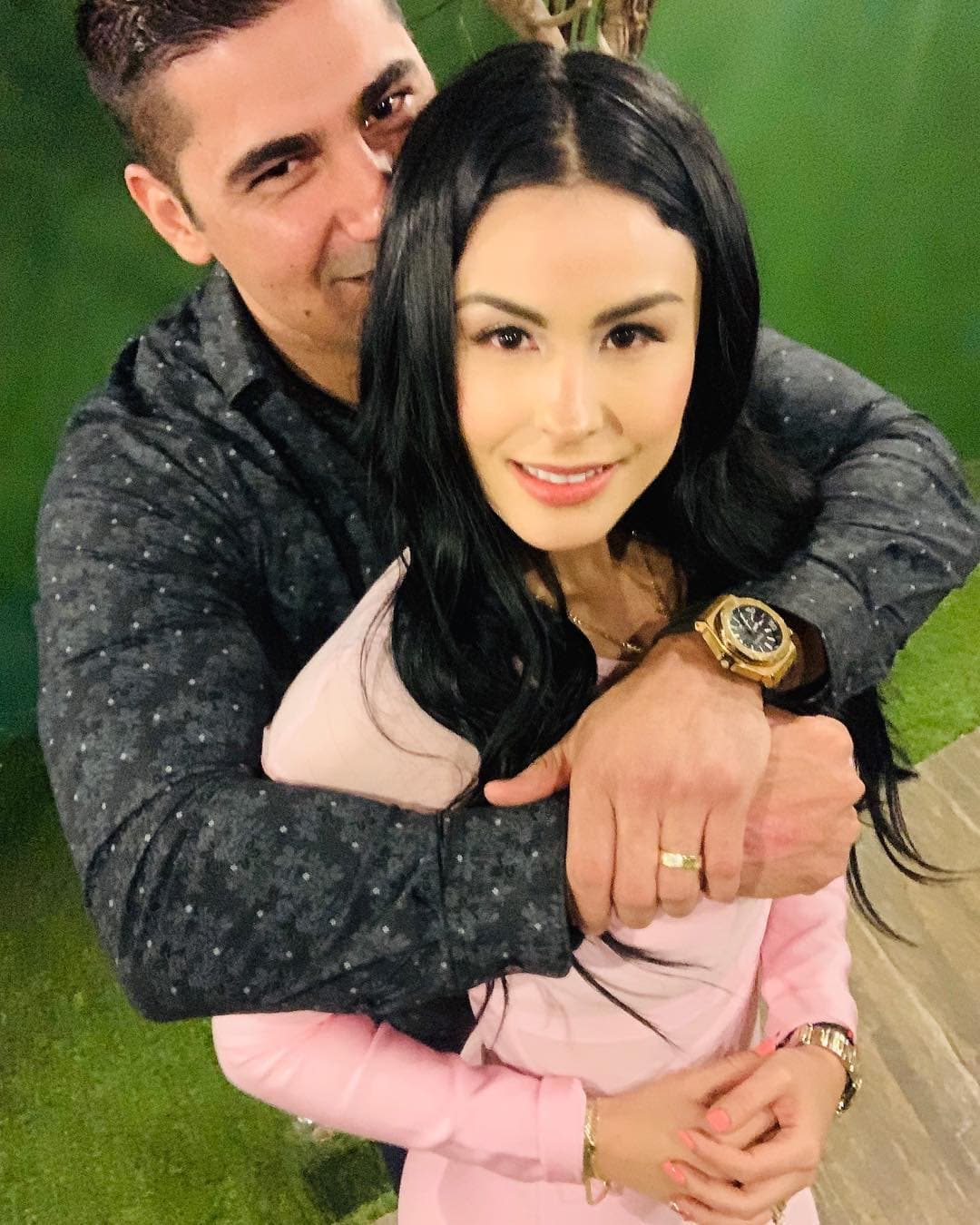 De acuerdo con este medio, el esposo de la actriz y conductora fue asesinado a balazos en una plaza comercial en el municipio de Escobedo.