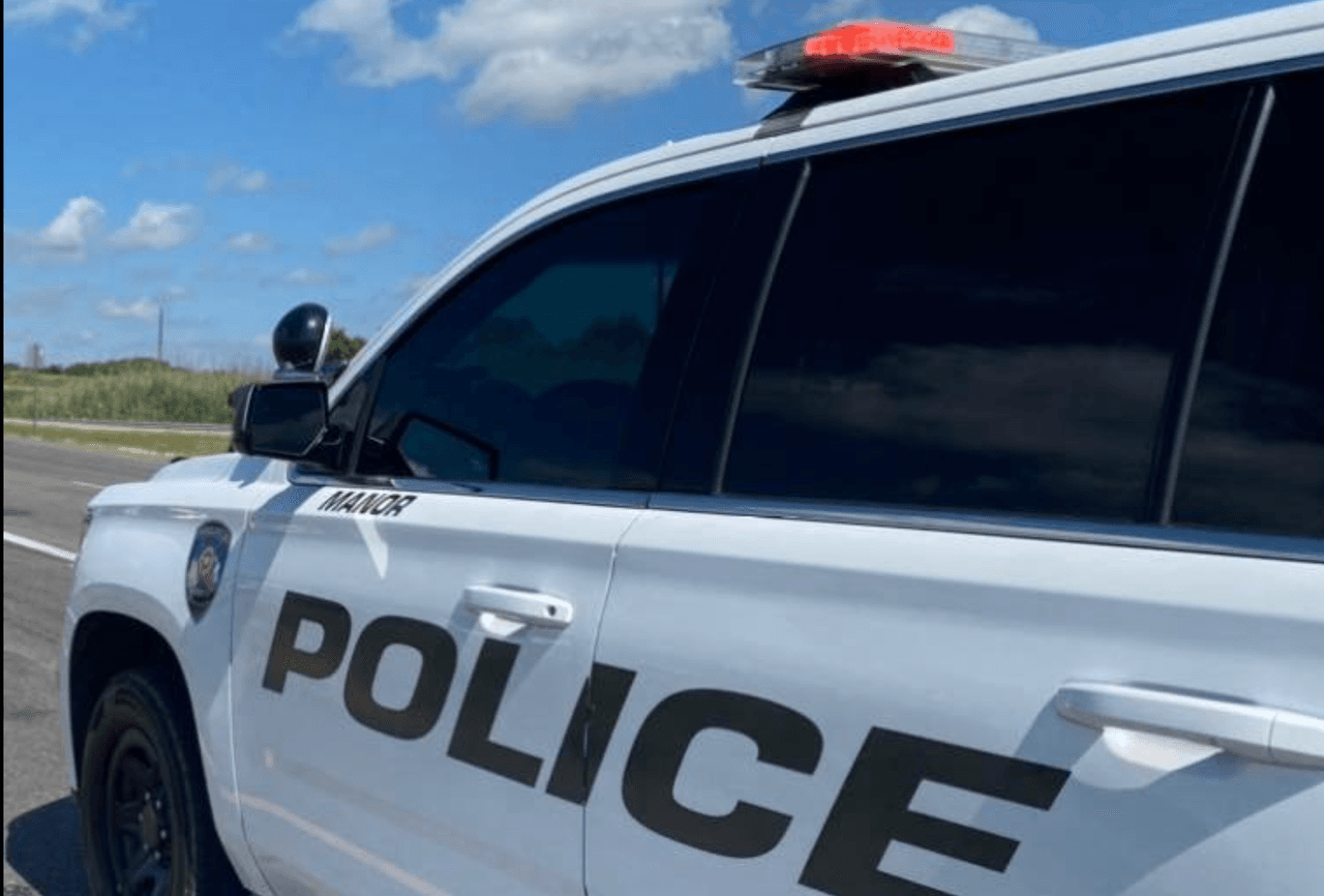 Detienen a tres personas que ingresaban a un campus de Manor ISD: uno de los sospechosos había hecho una amenaza