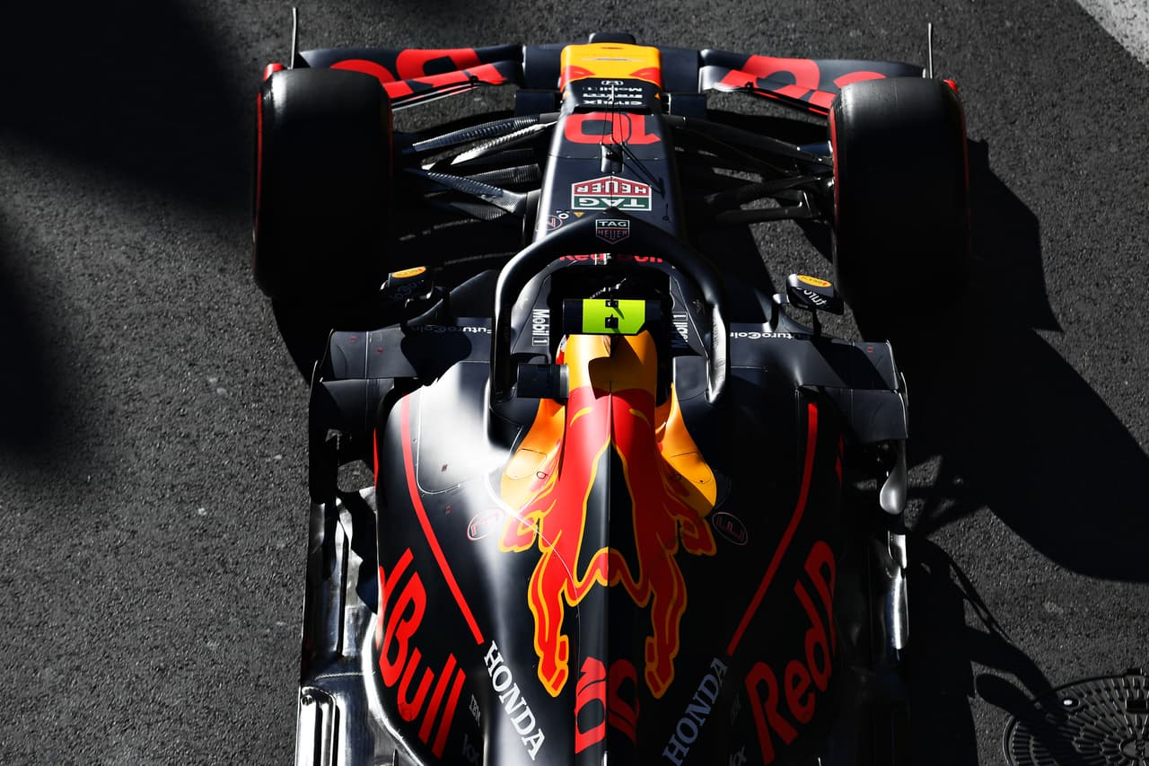 Este sábado se registró una sesión de clasificación accidentada con los choques en la misma curva de Robert Kubica y Charles Leclerc (favorito a la Pole). Al final, los Mercedes lograron el 1-2 con Valtteri Bottas primero y Lewis Hamilton segundo, Sebastian Vettel (Ferrari) tercero, Max Verstappen (Red Bull) cuarto y Sergio 'Checo' Pérez (Racing Point) quinto.