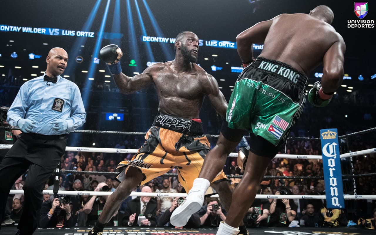 La pelea estelar en el Barclays Center de Brooklyn, una de las más esperadas en la categoría de los pesos completos, sobrepasó las expectativas de los aficionados. Luis Ortiz (28-1, 24 KOs) le complció la noche a Deontay Wilder (40-0, 39 KOs), pero el campeón sacó a relucir en el décimo round el poder que tiene en los nudillos para mandar al cubano a la lona en dos ocasiones y sellar la victoria.