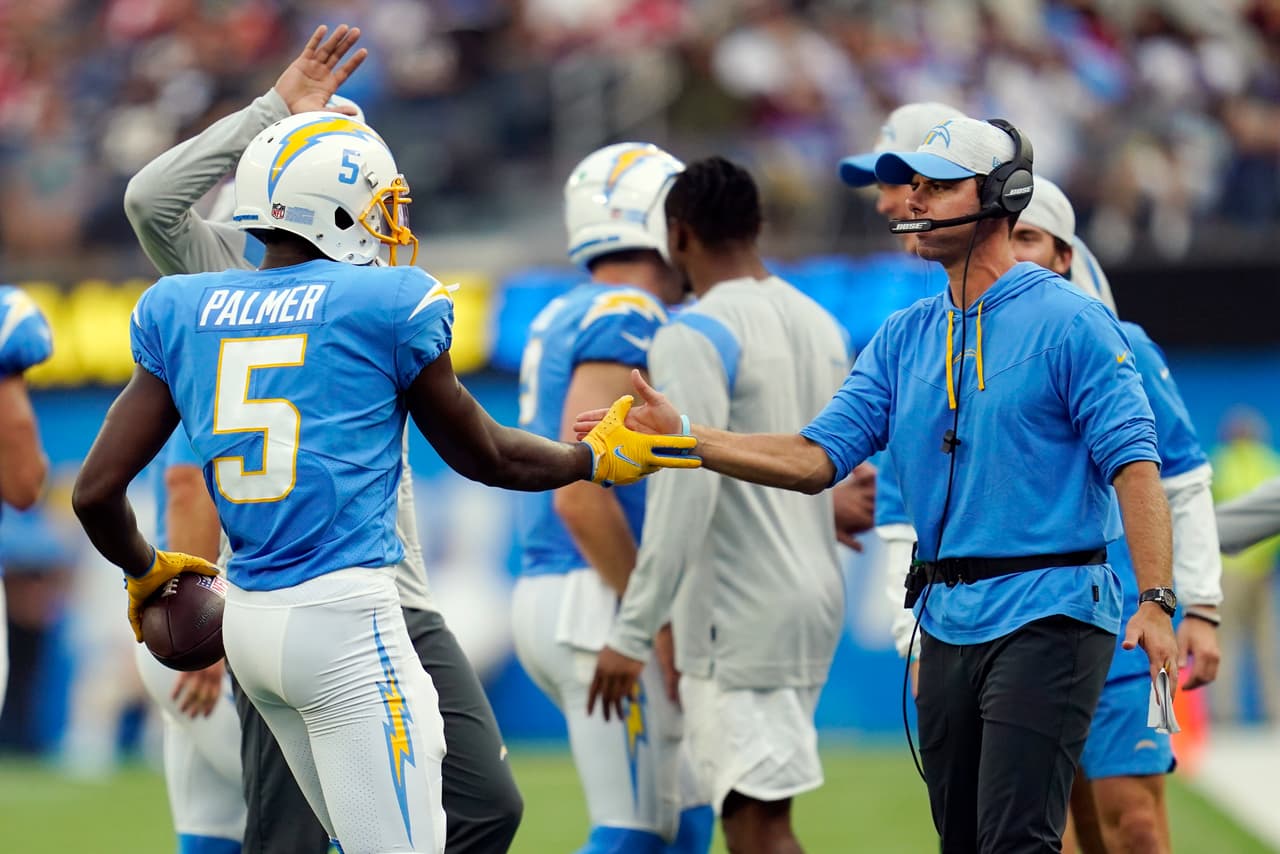 Los equipos intercambiaron despejes en sus posesiones iniciales de la segunda mitad antes de que los Niners tomaran la delantera en una serie de 11 jugadas, que concluyó cuando Lance encontró al ex Charger Travis Benjamin para un TD de 16 yardas. Lance acertó 3 de 4 para 35 yardas en la serie y tuvo una pelea de nueve yardas para un primer intento.
<br>