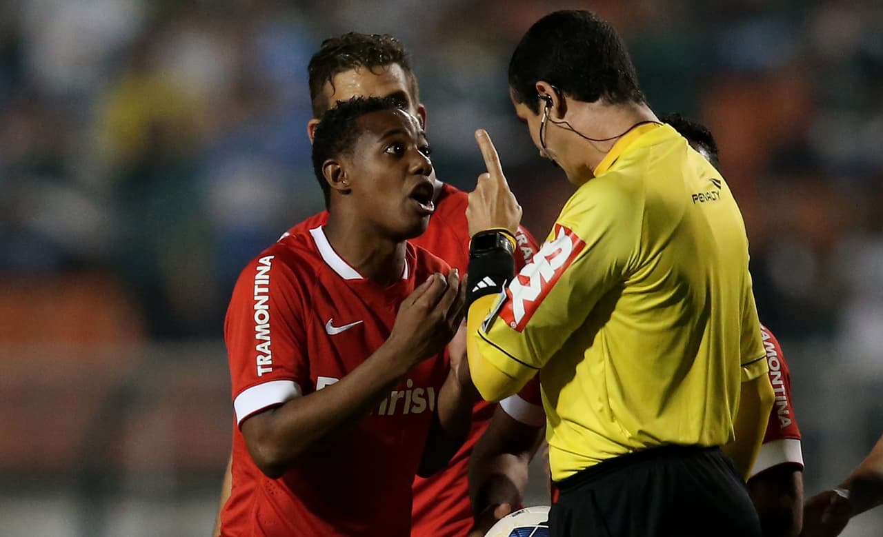 Árbitro sacó una pistola en pleno juego en Brasil