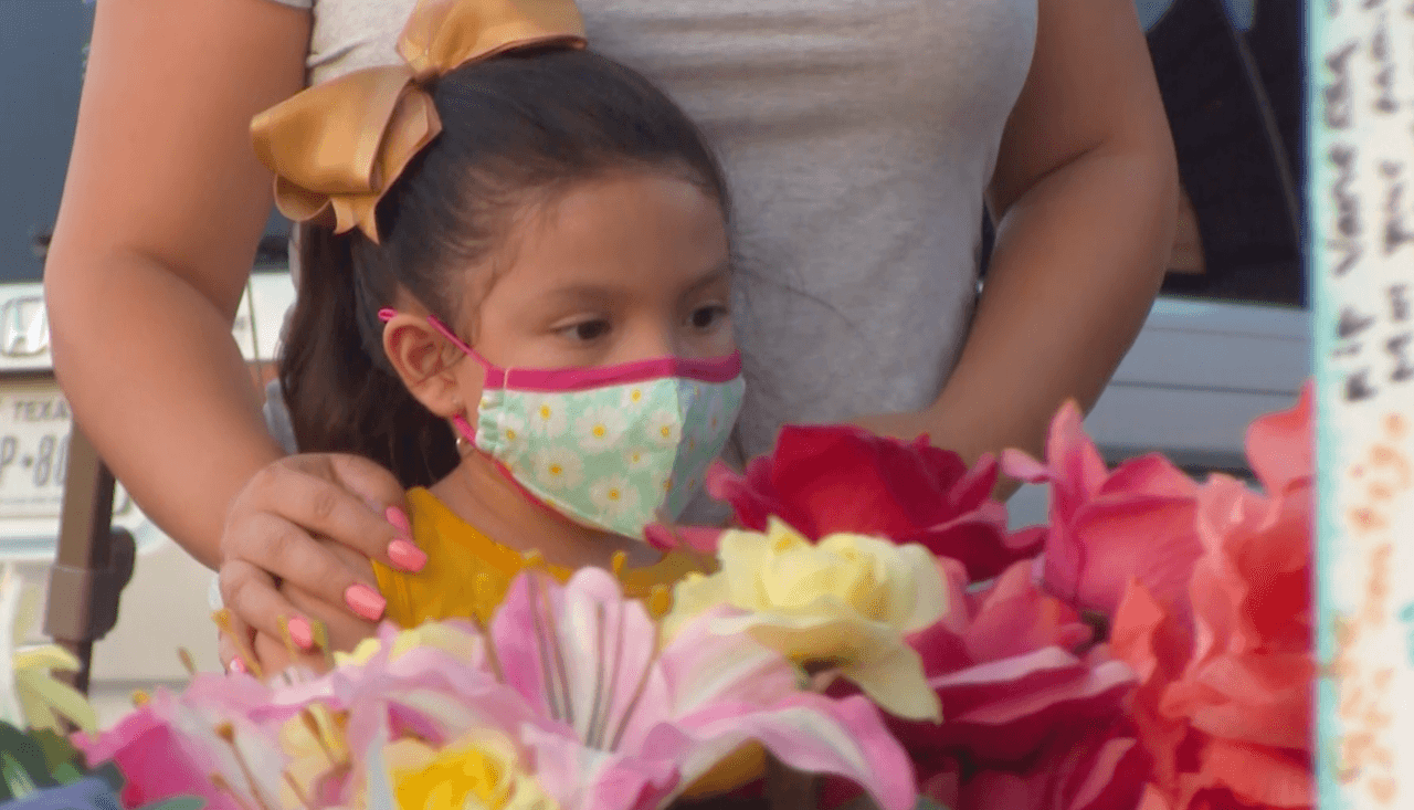 Este hecho emocionó más a la niña y una foto ya no era suficiente. “Yo no sé qué le pegó a mi niña por adentro que ella estaba bien contenta al mirar a la soldado”, dijo la mujer.
<br>