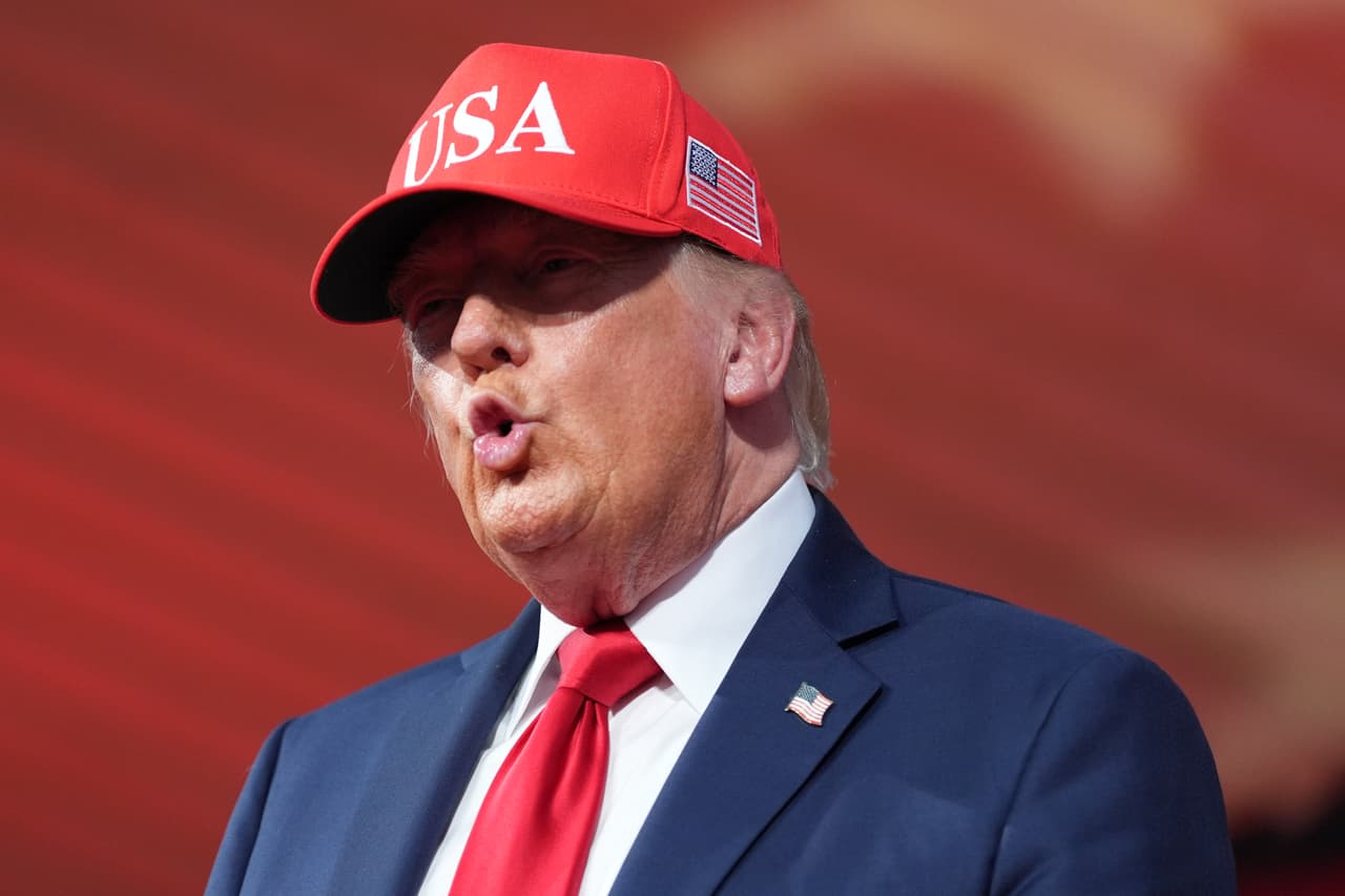Donald Trump cae a 32% de aprobación, su mínimo histórico en medio del descontento por el costo de vida, según revela encuesta de Reuters/Ipsos