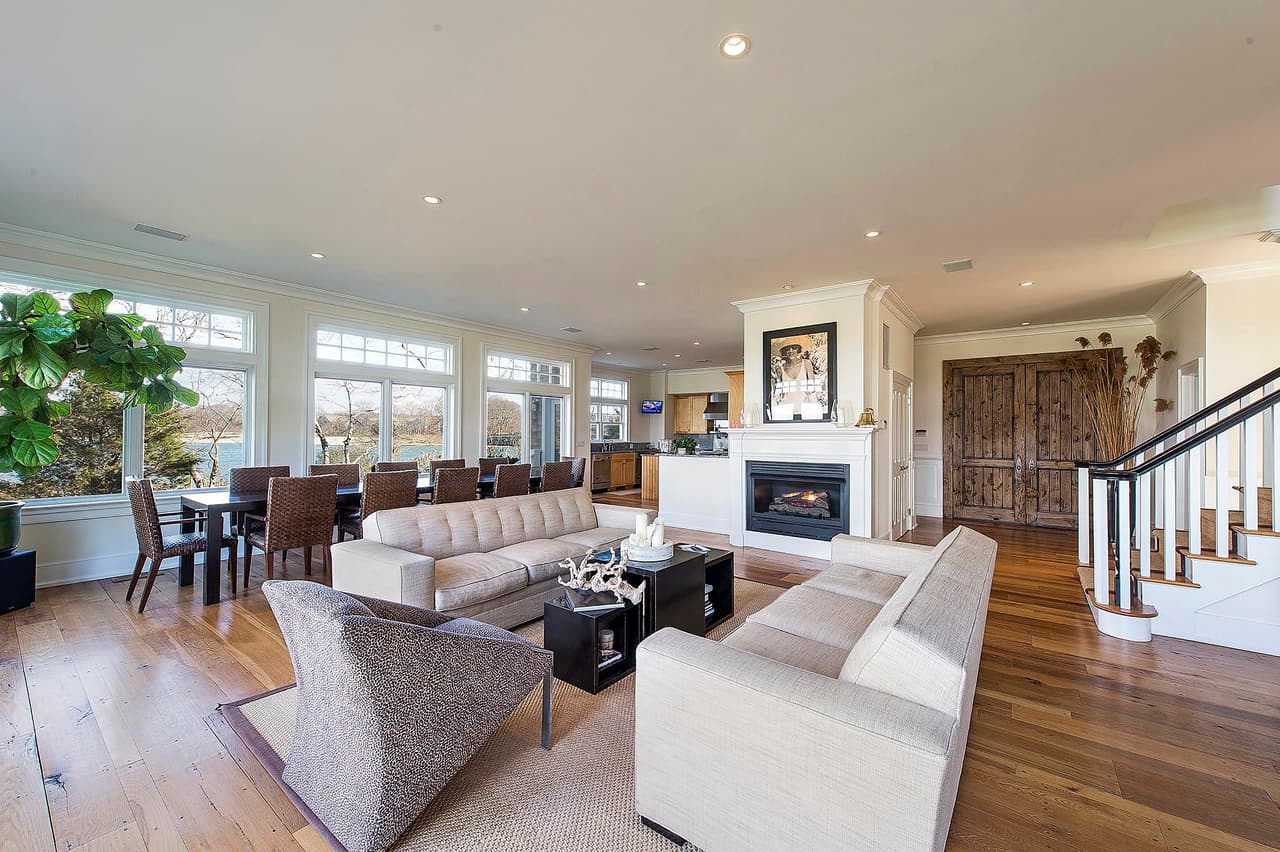 Además, tiene su propio bote y motos de agua para salir a pasear.
<br>