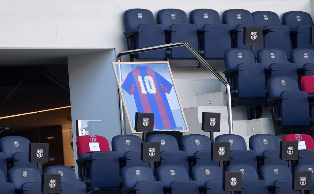 Barcelona golea a Osasuna 4-0 en el Camp Nou y Messi anota el último gol con dedicatoria a Diego Armando Maradona. Martín Braithwait abrió el marcador al minuto 29, le siguió Antoine Griezmann al 42 y el tercer tanto fue por parte de Coutinho, durante la Jornada 11 de La Liga.