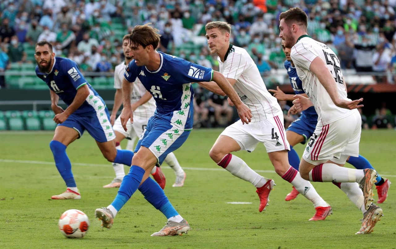 El Real Betis remonta y gana el partido ante el Celtic 4-3, enla primera jornada de la fase de grupos de la Liga Europa que se llevó a cabo en el Benito Villamarín de Sevilla. Albian Ajeti (13') y Josic Juranovic (27') ponían arriba al equipo visitante, pero los béticos reaccionaron y fueron Juan Miranda, Juanmi Jimenez con doblete y Borja Iglesias quienes le dieron la victoria al local. Tony Ralston le dio el tercero al 87'.