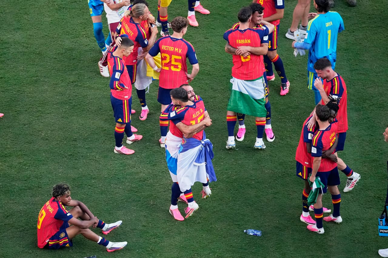 La escuadra hispana se abraza y festeja.
