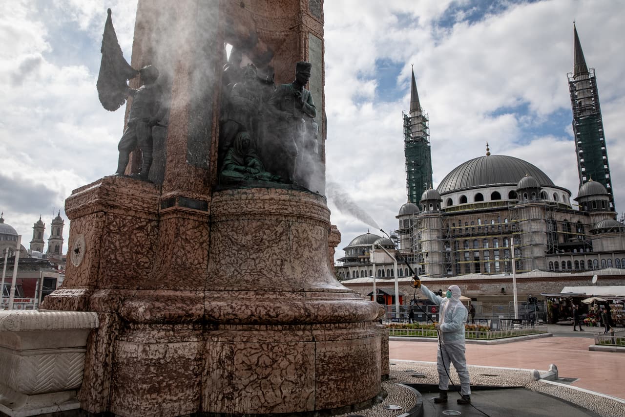 <b>Turquía.</b> Desde el 15 de marzo ha suspendido todos los vuelos hacia y desde Austria, Azerbaiyán, Bélgica, China, Dinamarca, Francia, Alemania, Irán, Irak, Italia, Países Bajos, Noruega, España, Suecia y Corea del Sur. Los viajeros extranjeros "que estuvieron físicamente presentes en estos países en los últimos 14 días" también tienen prohibido ingresar al país. Los ciudadanos turcos, incluidos los ciudadanos con doble ciudadanía, están exentos, pero podrían estar sujetos a un requisito de cuarentena, según los funcionarios.
<br>