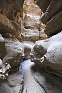 <b>Slot Canyon - Anza Borrego Desert</b>
<br>Otro de los atractivos del desierto al sur del estado son sus imponentes cayones con ranuras transitables. ¿Te atreverías a caminarlos?
<br>