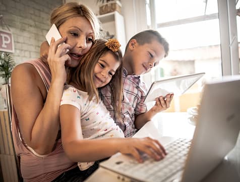 El blog de Common Sense Media reitera que no te debes sentir culpable porque tus hijos pasan más tiempo frente a la computadora en estos momentos.
<br>
<br>“No te sientas culpable. Estamos viviendo un choque cultural masivo. Las familias tienen suficiente estrés para lidiar, y contar los minutos de pantalla debe ser muy bajo en la lista de preocupaciones para cualquiera de nosotros”, lee el escrito.