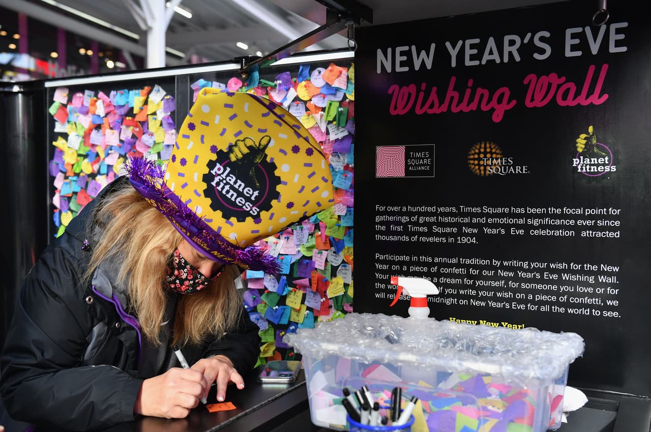 Una mujer escribe en un confeti sus deseos para el 2021, como parte de la celebración anual del Día del Buen Despojo, donde miles de participantes escriben sobre cosas de las que quieren deshacerse en el año venidero y lo que aspiran a conseguir. Esta tradición lleva ejerciéndose en Nueva York por 14 años, pero en esta ocasión personas de todas partes del mundo enviaron sus deseos para ser parte virtual del evento.