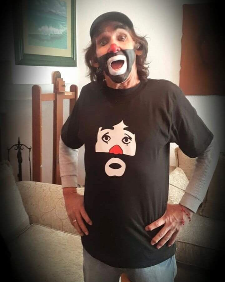 Luego, se diagnosticó que el artista sufría de cáncer en la columna y su estado de salud se agravó.