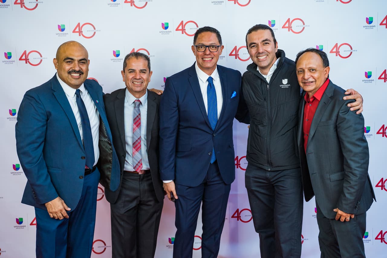 Juan Villa, Felipe Corral, Marco Flores, Misael González, y Arturo Villareal posando para una foto en la alfombra roja de Univisión Arizona.
<br>