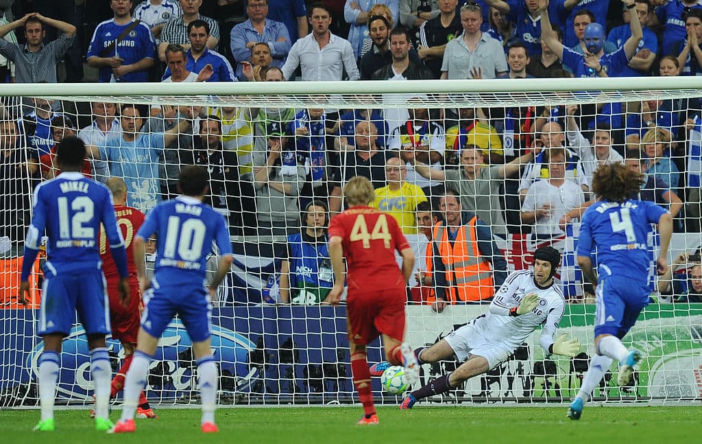 En los tiempos extras se veía un Chelsea más agresivo con Fernando torres y Didier Drogba comandando el ataque, pero un error de principiante del delantero marfileño les costó un penalti a favor de Bayern Múnich. Arjen Robben toma el balón, dispara y el balón es detenido por el checo Peter Cech.