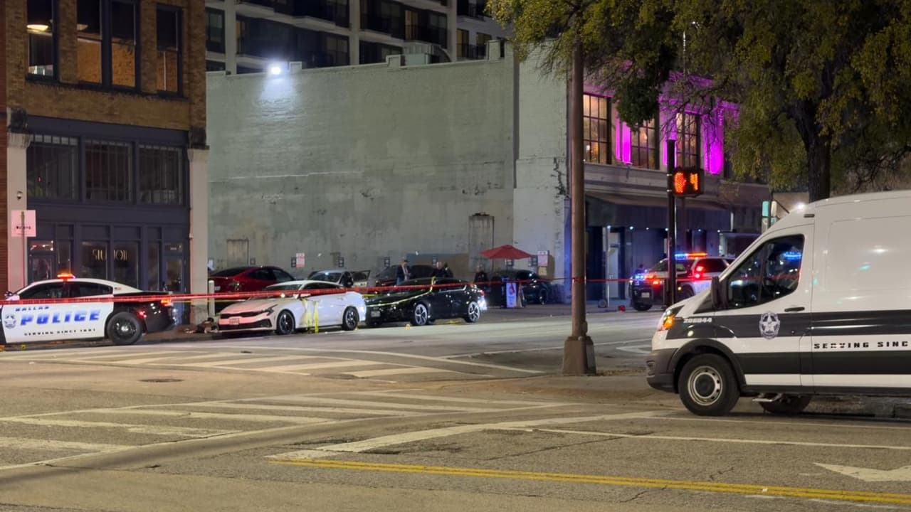 <h3 class="cms-H3-H3">Impacto en la zona</h3> El área del tiroteo
<b>permaneció acordonada por horas</b>, con una presencia policial fuerte que cubrió varias cuadras del centro.
<br>Commerce Street estuvo cerrada entre Harwood y Pearl.
<br>Estos cierres
<b> afectaron el tráfico del lunes en plena hora pico.</b>