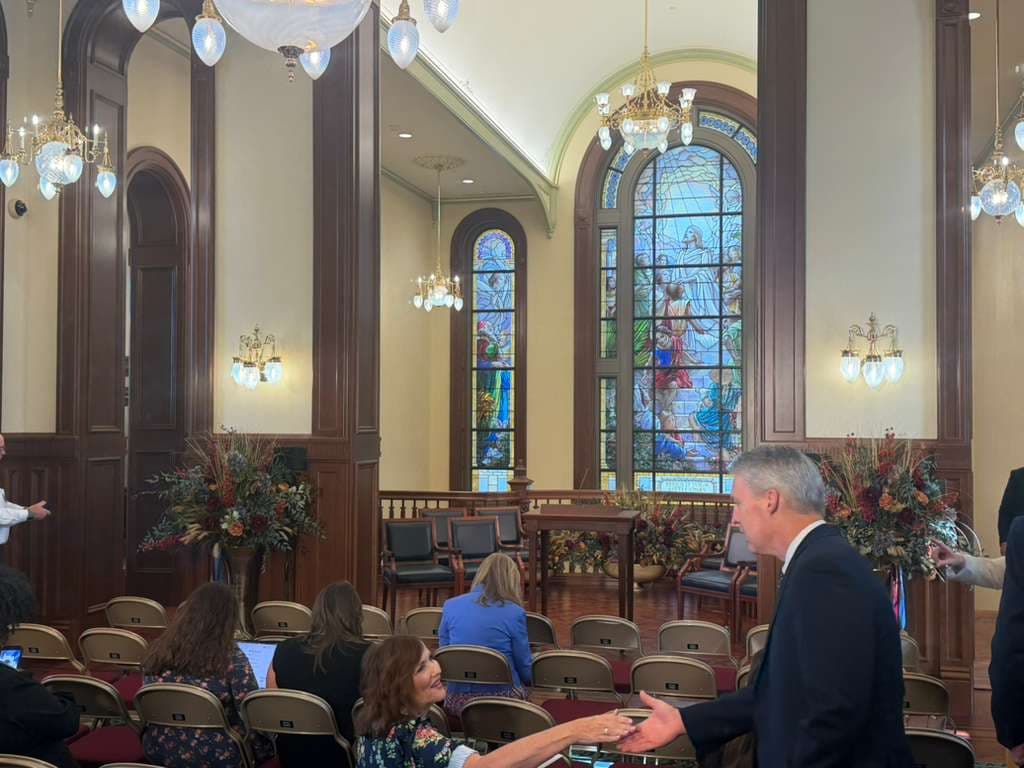 El presidente del comité de la celebración del templo,
<b>Dieter Uchtdorf, fue quien anunció el lema este 1 de septiembre</b>, día de oración y aniversario de la partida de los Santos de los Últimos Días de Nauvoo hacia Utah.