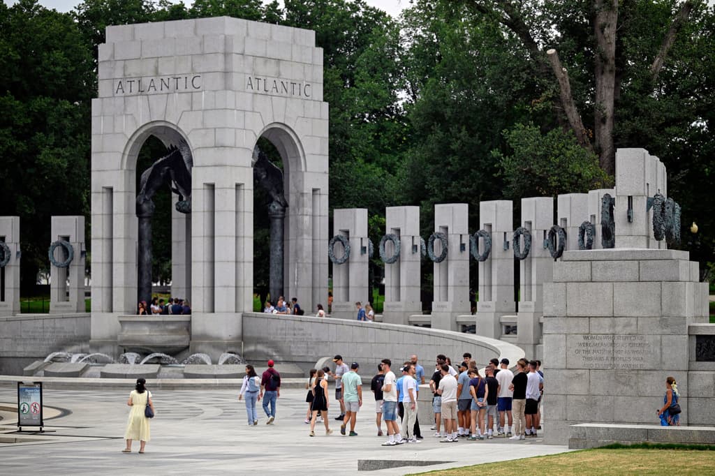 Detienen a una mujer sospechosa de vandalizar un monumento de la Segunda Guerra Mundial en Washington