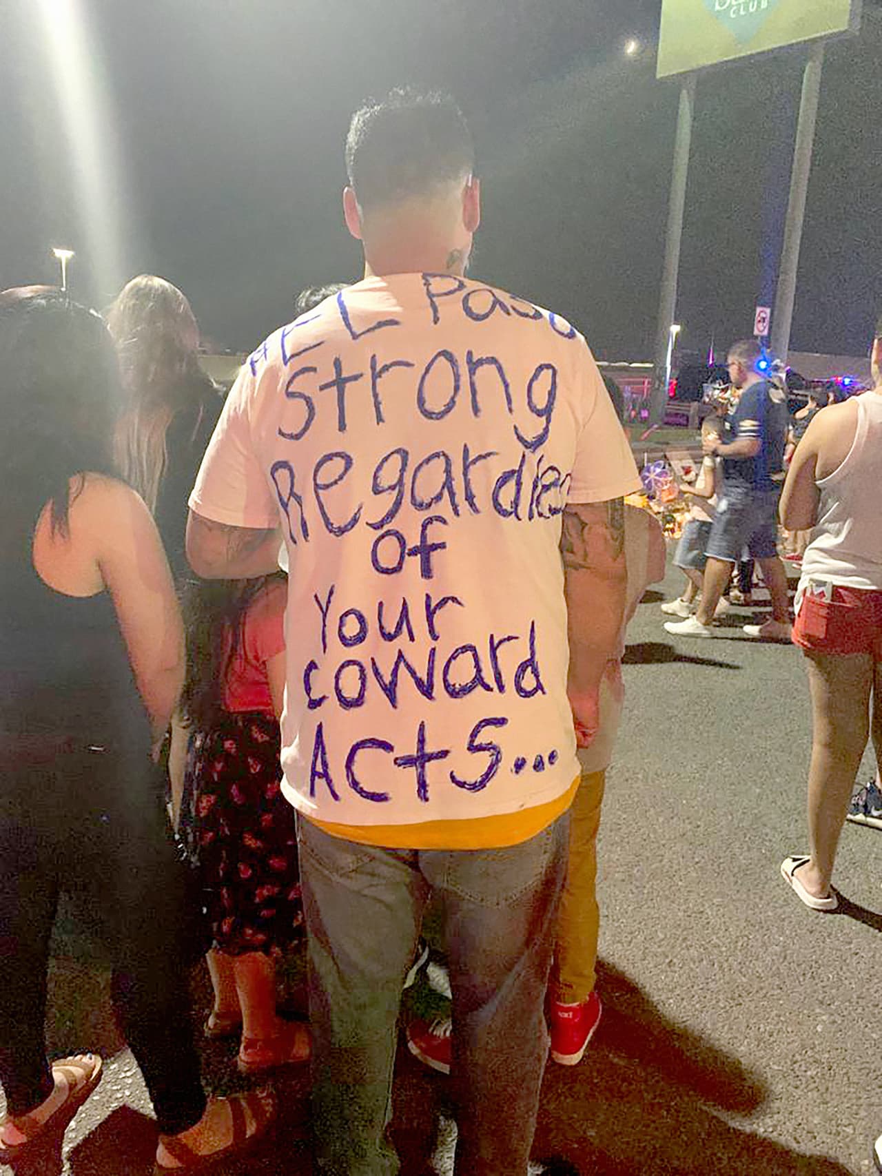 <b>“El Paso fuerte, independientemente de tus actos cobardes”</b>, se lee en la camiseta que llevó uno de los que se acercó a la tienda Walmart el domingo en la noche.
