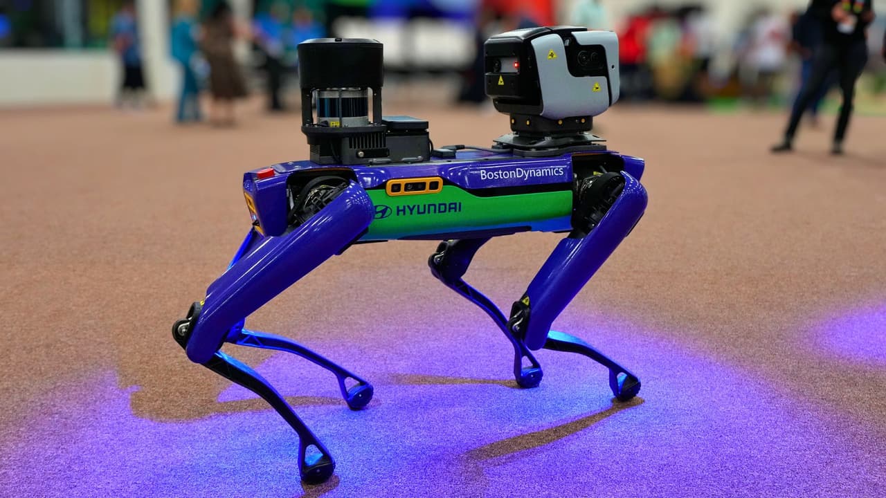 Spot, un perro robot de seguridad, camina entre asistentes en la apertura del Centro Internacional de Transmisiones del Mundial, en Dallas.
