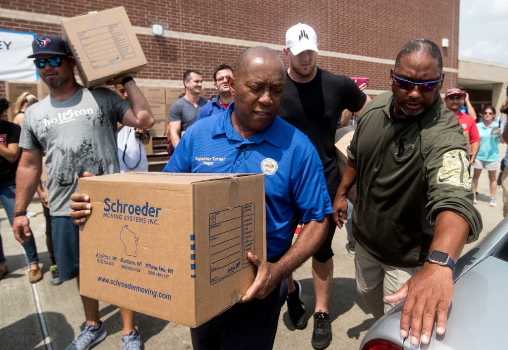 <b>Gestión de desastres naturales: </b>Durante su mandato, Houston ha enfrentado siete desastres naturales, entre ellos, el devastador huracán Harvey. A pesar de los desafíos, el alcalde Turner ha demostrado liderazgo y capacidad para coordinar los esfuerzos de recuperación y reconstrucción, protegiendo y apoyando a los ciudadanos afectados.