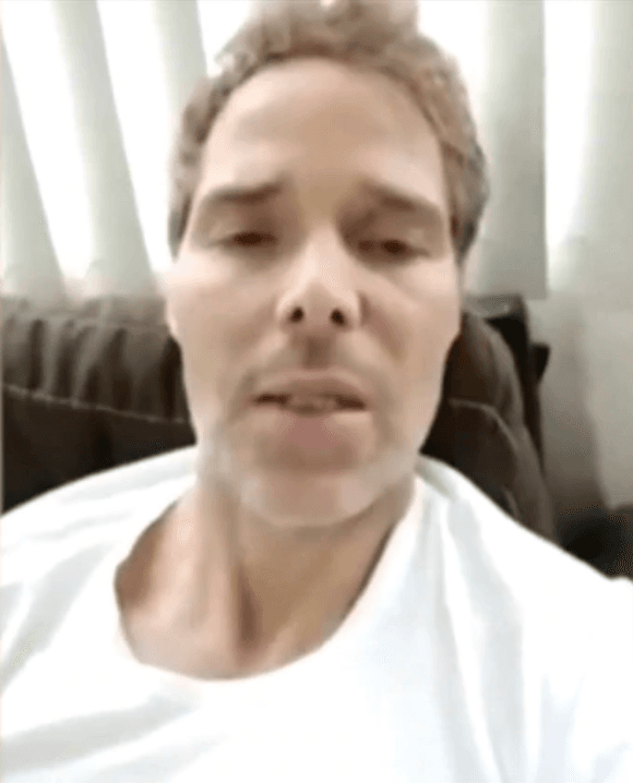 Con la voz entrecortada también contó que “mi mamá está con cuidados paliativos…”, dejando evidente su dolor e impotencia por no poder ayudar de alguna manera.