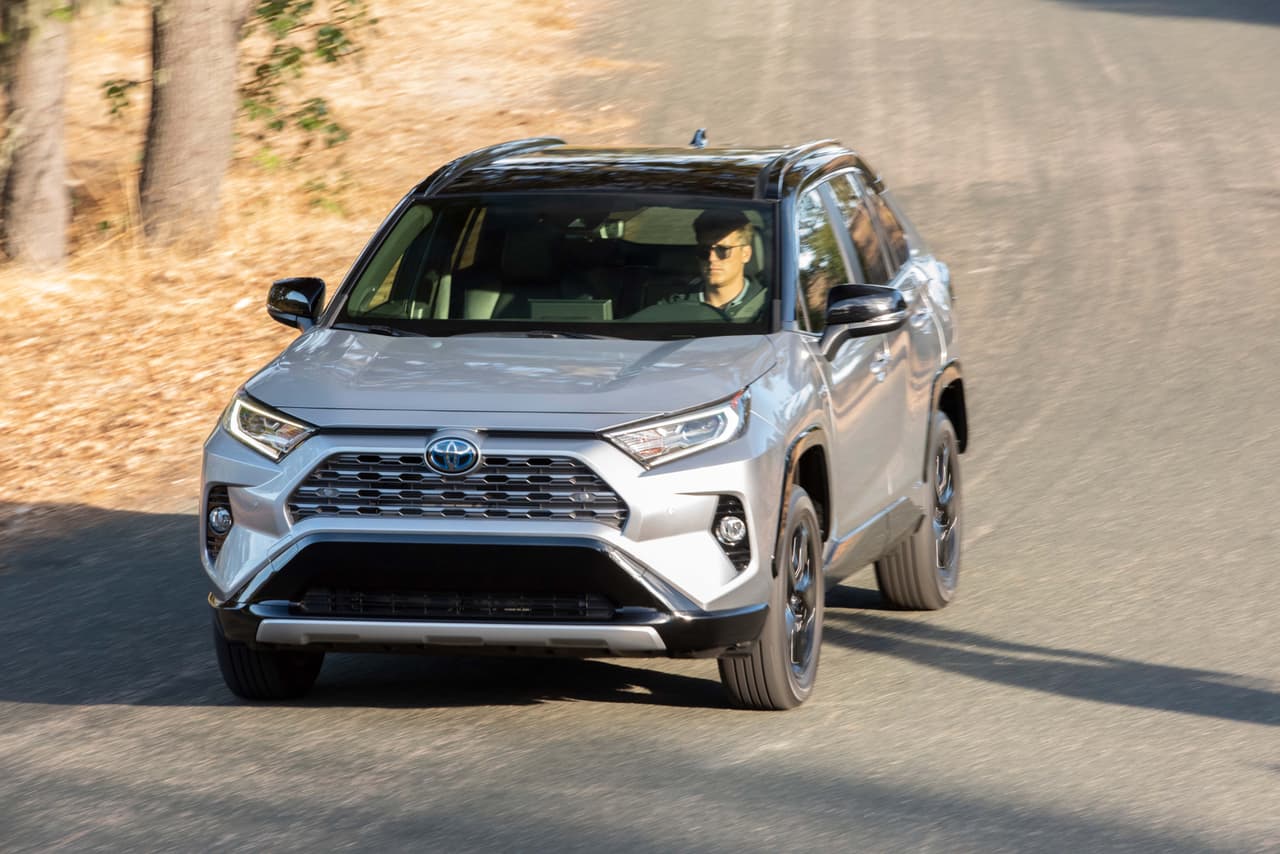 <b>Su precio supera por poco a la variante convencional</b>
<br>
<br>La Toyota RAV4 Hybrid 2019, que viene con tracción en las cuatro ruedas, comienza en $27,700, mientras que la versión regular con tracción delantera inicia en $25,500, la de tracción total incrementa a $26,900.