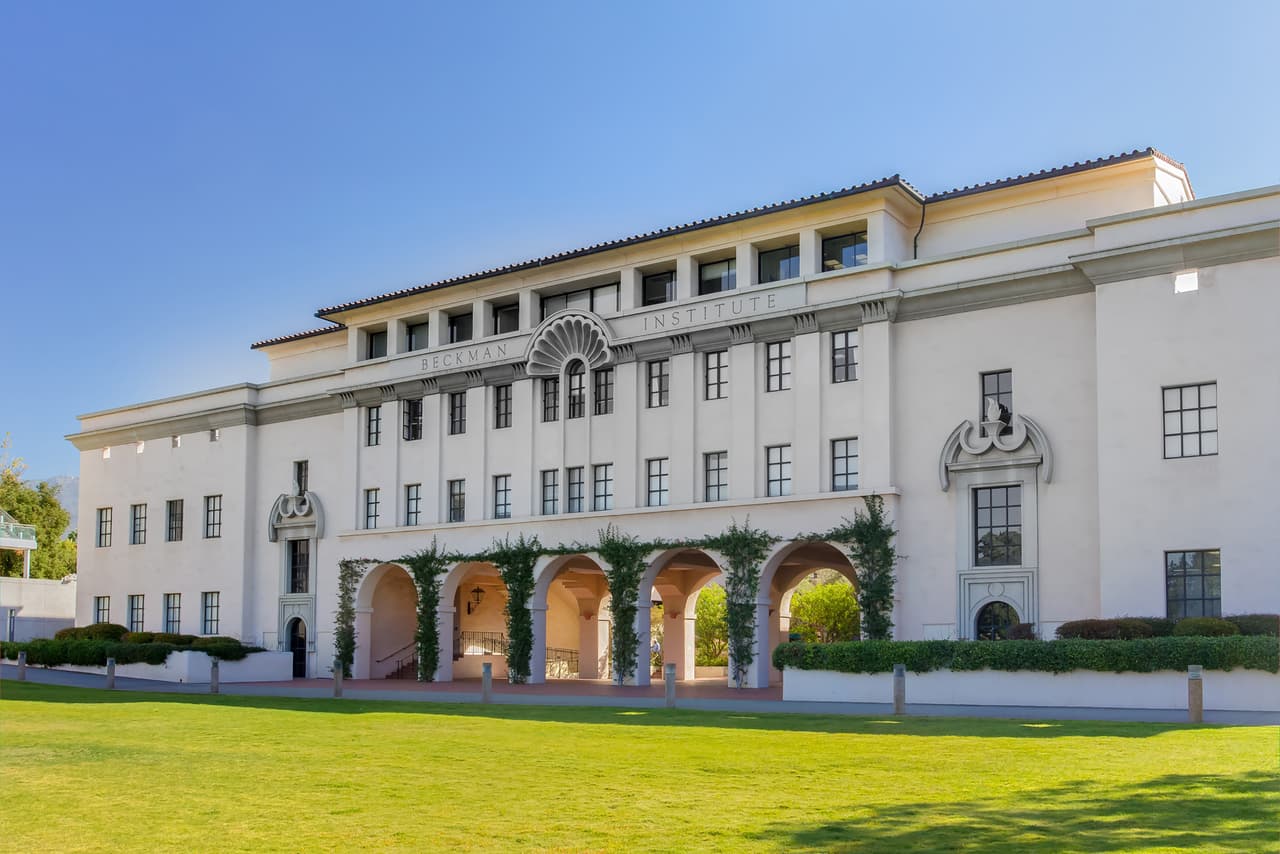 <b>Puesto 5. Instituto de Tecnología de California (Caltech)</b>
<br>
<br>Tasa de aceptación: 6%.
<br>
<br>Lugar: Pasadena, California.
<br>
<br>Fue fundada en 1891 y hoy es una de las universidades más solicitadas del mundo por los estudiantes interesados en las ciencias y la ingeniería. 66 ganadores del premio Nobel están relacionados con esta institución.
<br>